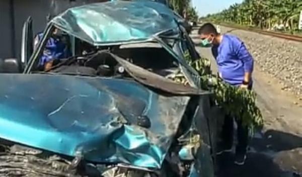 iNews.id-Laka KA Sri Tanjung 1 Keluarga Bangkai Mobil Toyota Kijang yang ditabrak KA Sri Tanjung, Senin (17/8/2020).(foto: iNews.id/Pramono Putra)