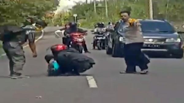 Wakapolres Prabumulih Wakapolres Prabumulih Kompol Agung Aditya saat menolong korban kecelakaan (Berrie Brima/iNews)