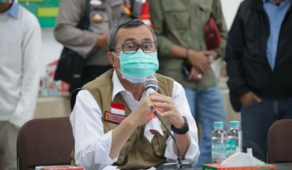 18- gubernur riau Gubernur Riau Syamsuar saat memimpin rapat penanganan kasus Covid-19. (Foto: Antara)