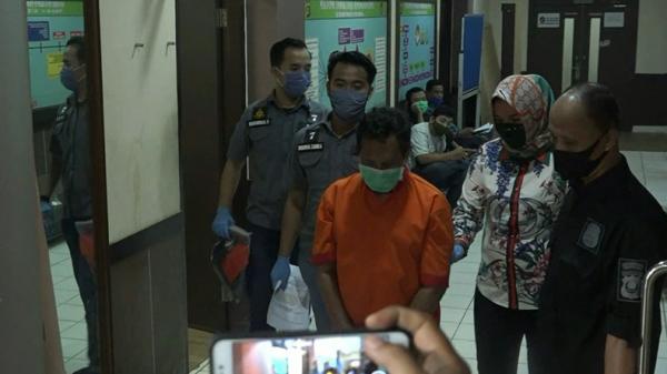 Reginaldus Kristoforus alias RK (43), dosen yang melakukan sodomi terhadap anak jalanan (Guntur/iNews)