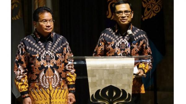 Ketua MWA UI Saleh Husin (kanan) bersama Juru Bicara Satgas Penanganan Covid-19 Wiku Adisasmito. (Foto: UI).