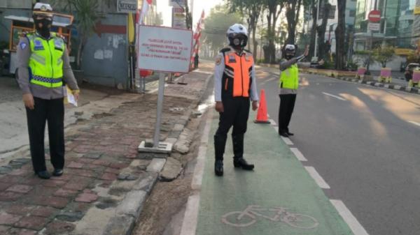 Jalur Sepeda 2 Tmc Polda Satlantas Polres Jakarta Barat (Jakbar) menggelar sosialisasi pencegahan penularan virus corona (Covid-19) di jalur sepeda, Jumat (21/8/2020). (Foto: TMC Polda Metro)..