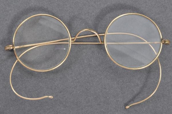 Kacamata milik Mahatma Gandhi yang terjual seharga Rp5 miliar di salah satu balai lelang di Inggris. (Foto: AFP)