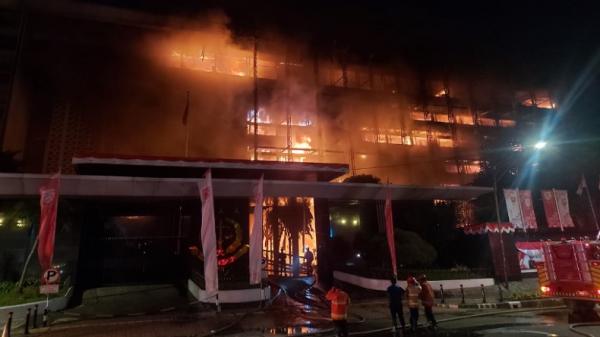 Kejagung Fell Kebakaran melanda Gedung Kejaksaan Agung, Jakarta Selatan, Sabtu (22/8/2020) malam. (Foto: iNews.id/Felldy Utama).