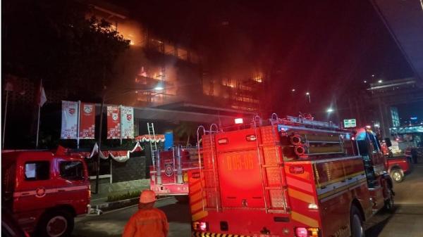 Kejagung Fell3 Dandim 1610/Klungkung Letkol Czi Paulus Joni Simbolon mengkampanyekan protokol kesehatan di Pantai Goa Lawah, yang kerap digunakan warga menggelar upacara adat