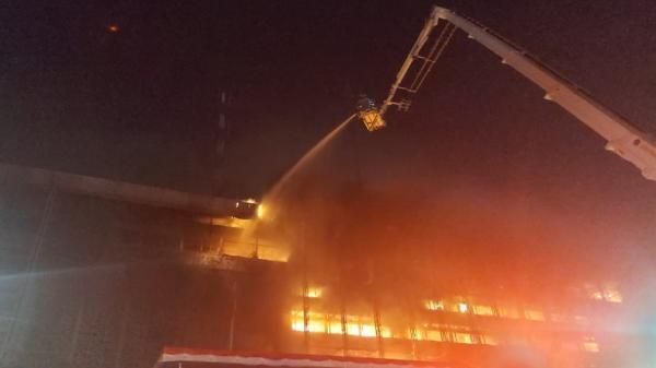 Kejagung Fell4 Petugas pemadam kebakaran mengerahkan alat berat untuk memadamkan api yang membakar Gedung Kejaksaan Agung, Jakarta Selatan, Sabtu (22/8/2020) malam. (Foto-foto: iNews.id/Felldy Utama).