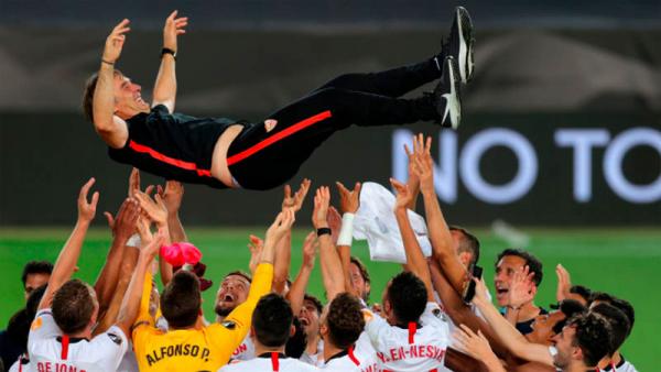 Lopetegui Pelatih Sevilla Julen Lopetegui diangkat para pemainnya usai juara Liga Europa 2019/2020. (Foto: UEFA)