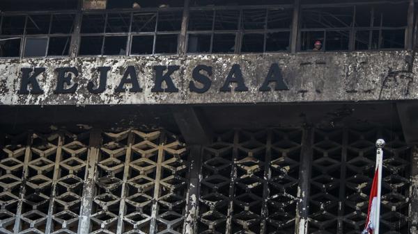 23 Antara Kejagung Kebakaran 2 Polisi kembali menggelar olah tempat kejadian perkara (TKP) kebakaran Gedung Kejaksaan Agung (Kejagung) Senin (24/8/2020). (Foto: iNews.id/ Irfan Maruf).