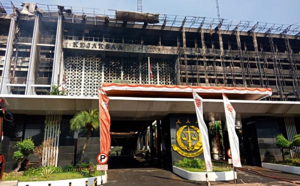 kejagung terbakar okz Gedung Kejagung di Kebayoran Baru, Jaksel nampak hangus usai kebakaran hebat pada Minggu (23/8/2020). (Foto: Okezone/Muhammad Rizky)