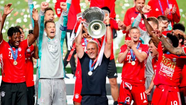 Pelatih Bayern Munchen Hansi Flick mengangkat trofi Liga Champions usai timnya mengalahkan Paris Saint-Germain di Estadio da Luz, Lisbon, Senin (24/8/2020) dini hari WIB. (Foto: Twitter @ChampionsLeague)