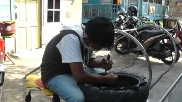 Wastafel-2 Proses pembuatan wastafel dari ban bekas yang dibuat oleh pemuda di Palembang (Bambang Irawan/iNews)