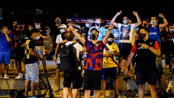 Cules demo Para suporter Barcelona alias Cules berdemo di depan Camp Nou, Rabu (26/8/2020) dini hari WIB. Mereka menuntut Presiden klub Josep Maria Bartomeu mundur. (Foto: Twitter @brfootball)