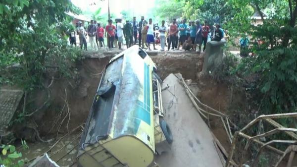 Jembatan ambruk di Kecamatan Sukarami, Palembang, Sumsel (Firdaus/iNews)