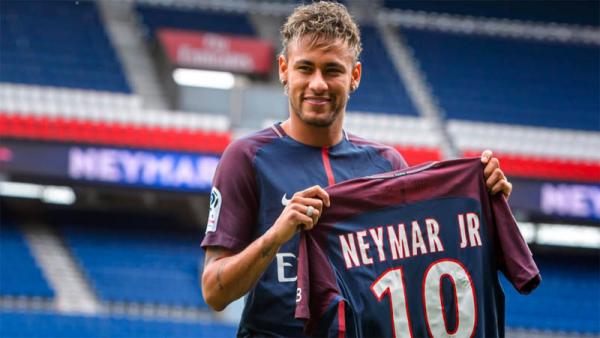 Neymar Neymar Jr saat diperkenalkan sebagai pemain baru PSG pada 2017. (Foto: Guardian)