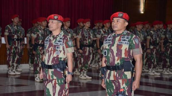 Mohammad Hasan si Brigjen TNI Mohammad Hasan (kanan) saat dilantik sebagai Wadanjen Kopassus pada Januari 2019. Hasan kini dipercaya sebagai Danjen Kopassus menggantikan Mayjen TNI I Nyoman Cantiasa. (Foto: Sindonews/Puspen TNI).