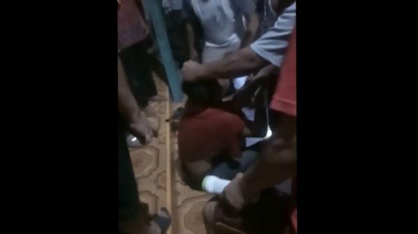Budi, pencuri warung yang nekat panjat pohon agar bisa kabur dari kepungan warga (Budi Sunandar/iNews)