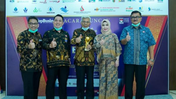 Mawardi Wagub Sumsel Mawardi Yahya mewakili Gubernur Herman Deru yang menerima penghargaan sebagai Top Pembina BUMD Awards 2020 (Humas Pemprov Sumsel)