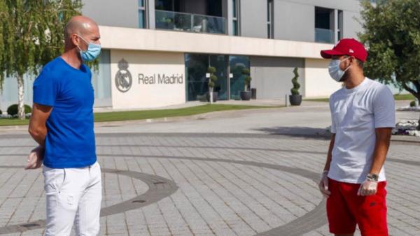 Hazard 2 Eden Hazard (kanan) membuat Pelatih Real Madrid Zinedine Zidane kagum. (Foto: The Sun)