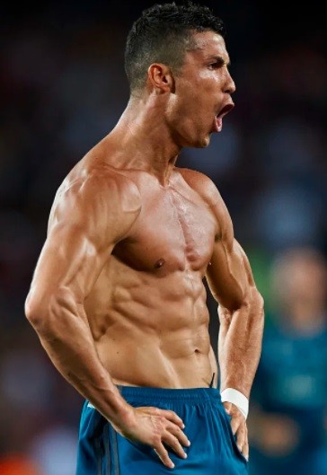 Cristiano Ronaldo kini memiliki tubuh yang kekar. (Foto: The Sun)