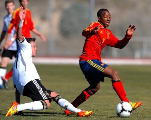 Traore Adama Traore (kanan) saat memperebutkan bola dengan pemain
