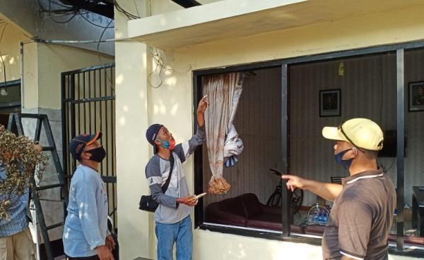 Kaca Depan Mapolse Ciracas Diperbaiki, Senin (31/8/2020) (Foto: iNews/Riezky Maulana)