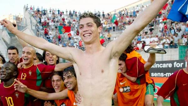 Ronaldo muda Cristiano Ronaldo terlihat kurus saat masih berusia muda. (Foto: The Sun)