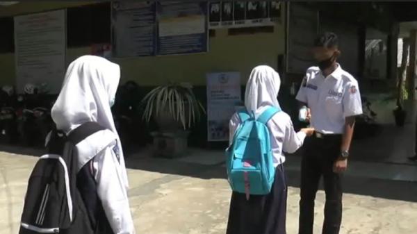 Penerapan protokol kesehatan di hari pertama masuk sekolah tatap muka di Pagaralam (Yuddy Faifman/iNews)