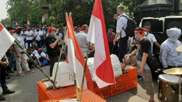 Demo peternak Ratusan peternak ayam berdemonstrasi di depan Gedung Kementerian Pertanian (Kementan), Jalan RM Harsono, Ragunan, Pasar Minggu, Jakarta Selatan, Selasa (1/9/2020). (Foto: iNews.id/ Irfan Maruf).