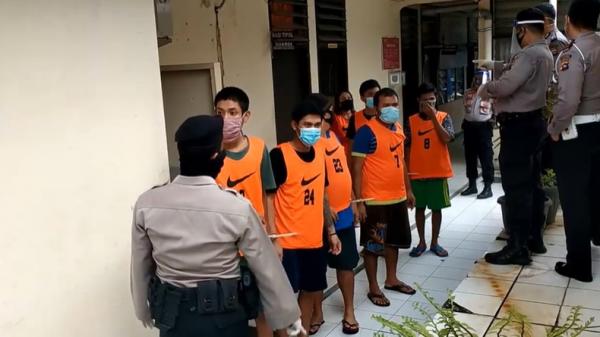 Tahanan polres Pariaman 22 tahanan Polres Pariaman positif Covid-19. (Eka Guspriadi/iNews)