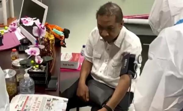 Tri Nugraha membawa tas kecil yang diduga berisi pistol saat menjalani pemeriksaan di Kejati Bali. (iNews.id/Aris Wiyanto)