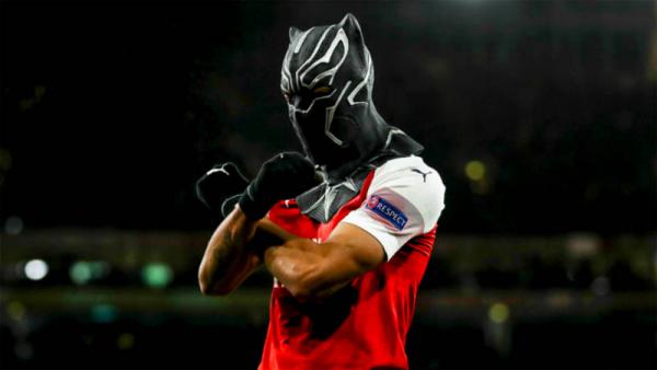 Aubameyang Black Panther Pierre Emerick Aubameyang menggunakan topeng Black Panther usai mencetak gol. (Foto: rmcsport)
