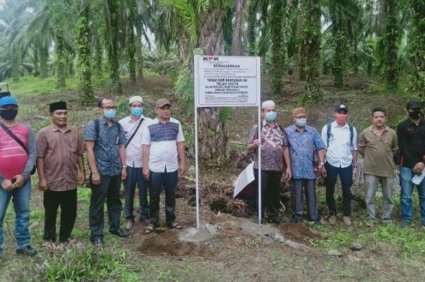Lahan Sawit Nurhadi Ant KPK menyita lahan kebun sawit Nurhadi 33.000 meter persegi di Desa Padang Bulu Lama, Padang Lawas, Sumatera Utara (Sumut). (Foto: Antara)