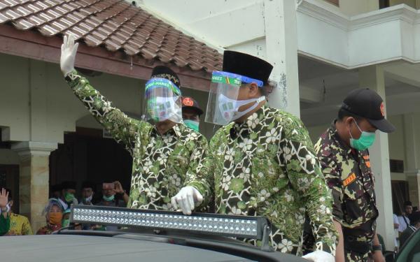 Pasangan bakal calon Bupati dan Wakil Bupati Rembang  Abdul Hafidz &ndash; Hanies Cholil Barro&rsquo;. (Naik mobil).