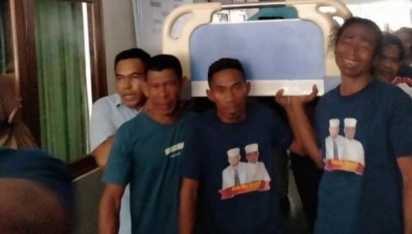 Bupati Haltim Muh Din Ma’bud meninggal Jenazah Bupati Haltim yang juga Bakal Calon Bupati Muh Din Ma’bud, saat akan dibawa menuju rumah duka, Jumat (4/9/2020). (Foto: iNews/Ismail Sangaji)