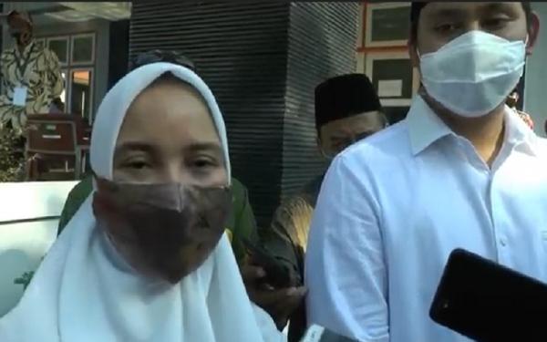 Chacha Frederica Chacha Frederica dan Dico M Ganinduto saat di KPU Kendal, Jumat (4/9/2020). (Foto: iNews/Eddie Prayitno)
