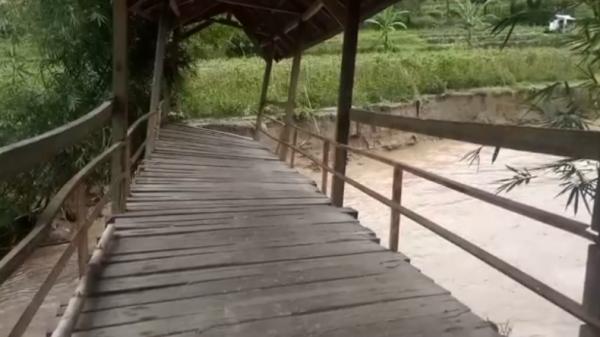 Jembatan ambruk Jembatan ambrol di Kabupaten Limapuluh Kota, Sumbar (Agung Sulistyo/iNews)