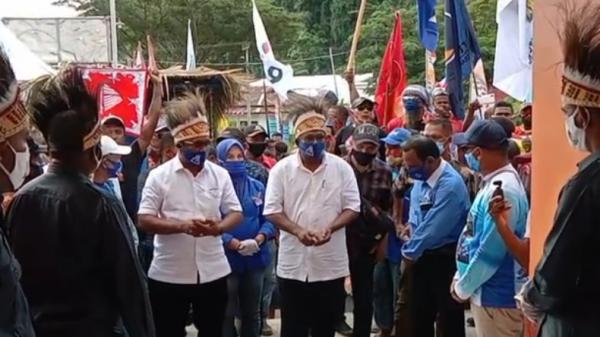 Raja Ampat Paslon Diarak dengan Tandu, Paslon Ini Mendaftar Ke KPUD Raja Ampat (Chanry Andrew Suripatty/iNews)