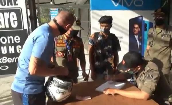 Sejumlah warga negara asing terjaring razia masker dan membayar denda Rp100.000 (iNews.id/Bagus Alit)
