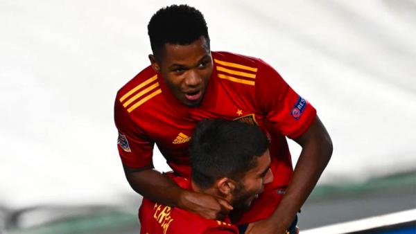 Ansu Fati Timnas Spanyol Pemain muda Timnas Spanyol Ansu Fati (atas) merayakan golnya ke gawang Ukraina pada matchday kedua Grup A4 UEFA Nations League, Senin (7/9/2020) dini hari WIB. (Foto: UEFA)