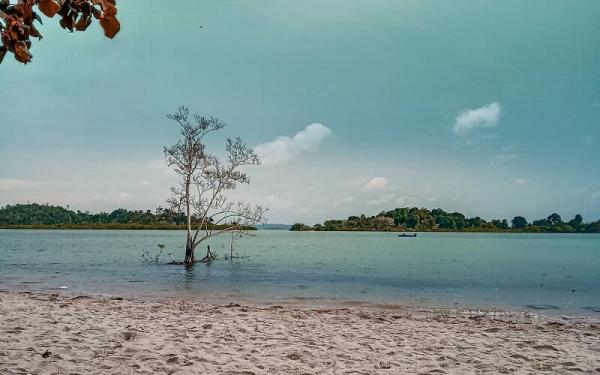 Pantai Elyora IG@ezcapetheroom (iNews.id/esa putra tanjung)