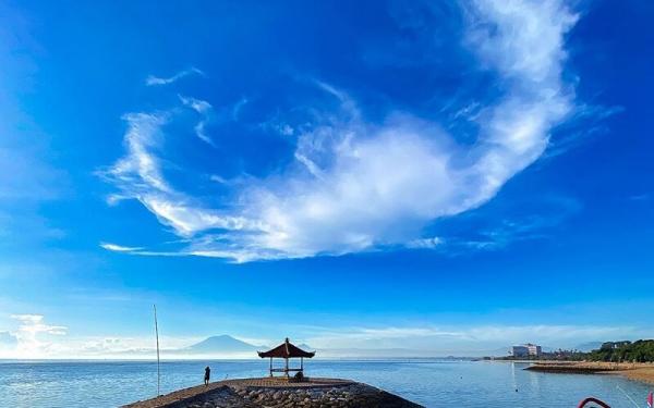 Pantai Karang Tawulan (Foto: Instagram IG@tarinaminusta)