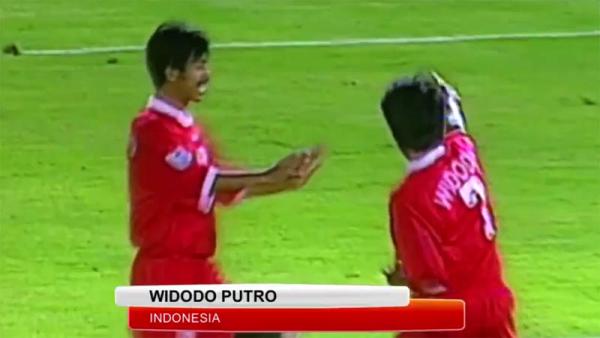 Widodo C Putro Striker Timnas Indonesia Widodo C Putro (kanan) merayakan golnya ke gawang Kuwait pada fase grup Piala Asia 1996 di Stadion Sheikh Zayed, Abu Dhabi, Uni Emirat Arab (UEA). (Foto: Twitter @MirrorFootball)