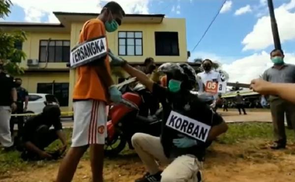Tersangka SL melakukan rekonstruksi pembunuhan istrinya DP di halaman Polres Singkawang, Selasa (8/9/2020). (iNews.id/Uun Yuniar)