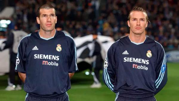 Beckham Zidane David Beckham (kiri) saat main bersama Zinedine Zidane di Real Madrid. (Foto: The Sun)
