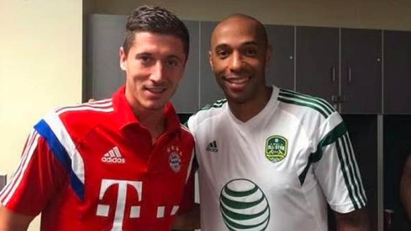 Lewandowski Henry Robert Lewandowski (kiri) berfoto dengan idolanya, Thierry Henry, beberapa tahun lalu. (Foto: Sportkeeda)