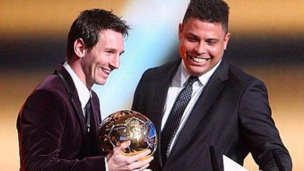 Messi Ronaldo Luis Lionel Messi (kiri) bersama idolanya, Ronaldo Luis Nazario. (Foto: AFP)