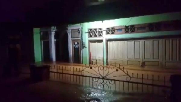 Banjir Banjir melanda Kota Padang (Budi Sunandar/iNews)