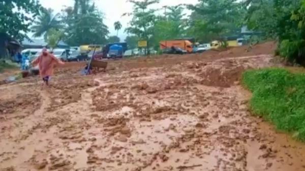 Longsor-1 Tanah longsor yang tutup jalur Padang-Bengkulu (Budi Sunandar/iNews)