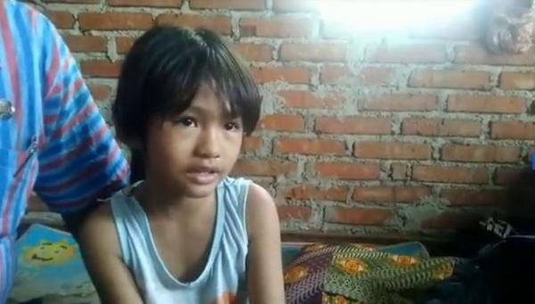 Nafisa Adelia memanjat dinding rumahnya3 Nafisa Adelia, bocah delapan tahun yang mampu memanjat dinding rumahnya setinggi 4 meter dengan tangan kosong. (Foto: iNews/Suryono Sukarno)
