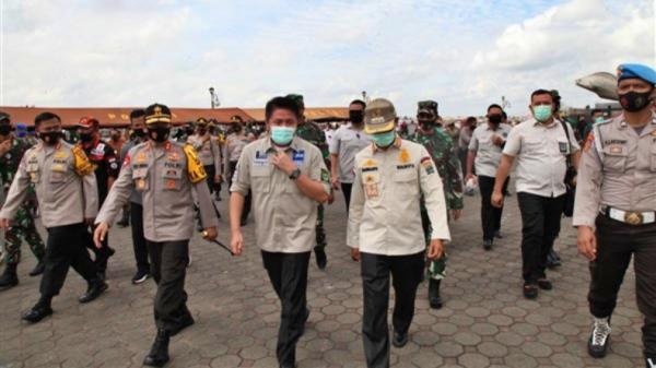 Gubernur Sumatera Selatan Herman Deru Hadiri Pembagian 34 Juta Masker Serentak di Indonesia (Humas Pemprov Sumsel)